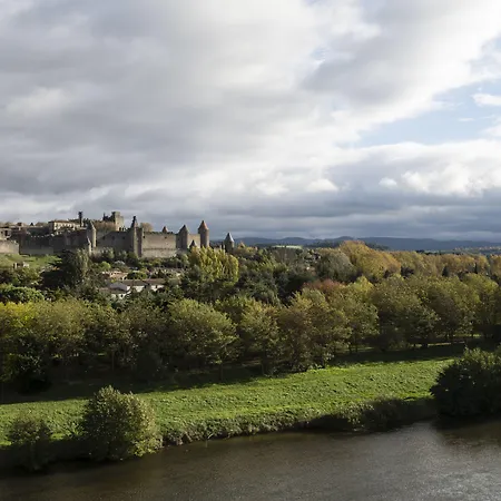 Готель Tribe 4*